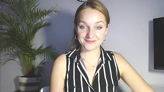 Snapshot of AliciaDesire chatting on 3, 12, 2025 AliciaDesire online show from 3, 12, 2025