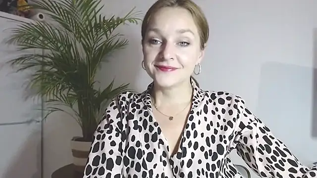 Snapshot of AliciaDesire chatting on 4, 12, 2025 AliciaDesire online show from 4, 12, 2025