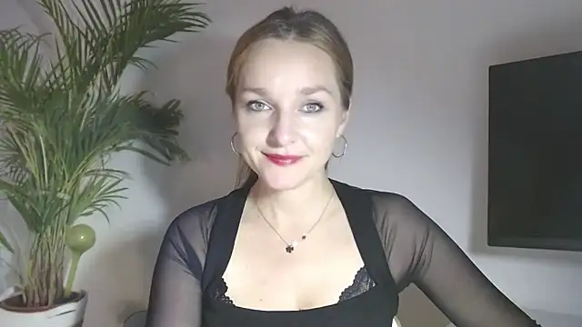 Snapshot of AliciaDesire chatting on 16, 12, 2025 AliciaDesire online show from 16, 12, 2025
