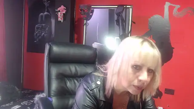 Snapshot of KLOE_PIELL chatting on 17, 9, 2025 KLOE PIELL online show from 17, 9, 2025