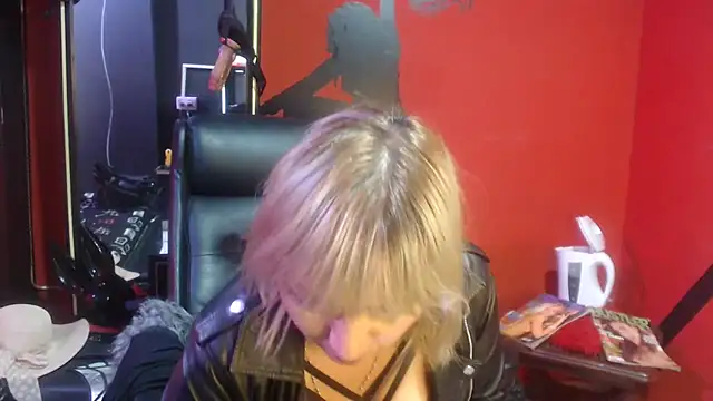 Snapshot of KLOE_PIELL chatting on 16, 10, 2025 KLOE PIELL online show from 16, 10, 2025