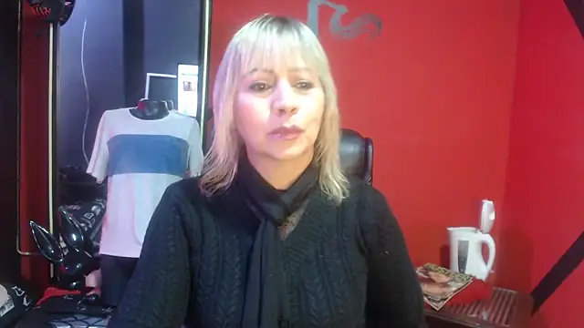 Snapshot of KLOE_PIELL chatting on 20, 10, 2025 KLOE PIELL online show from 20, 10, 2025
