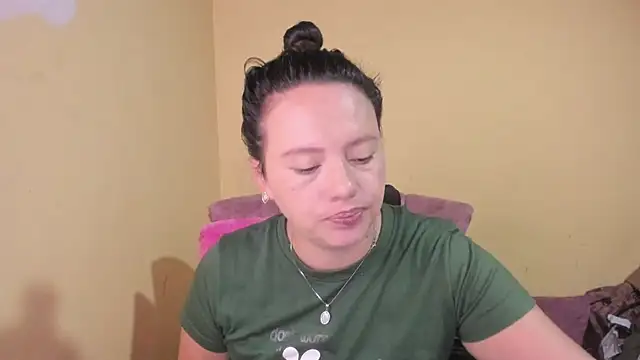 Snapshot of lauraguzman chatting on 26, 6, 2026 lauraguzman online show from 26, 6, 2026