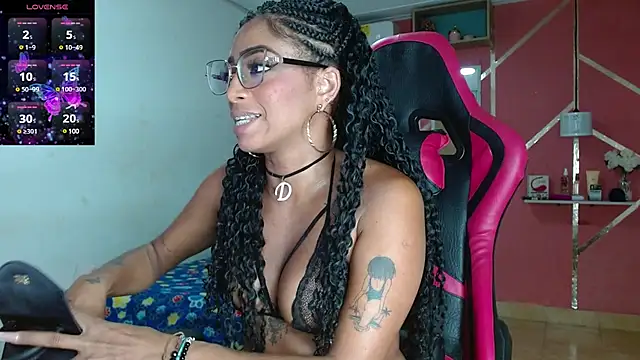 Snapshot of analus-01 chatting on 5, 1, 2025 analus-01 online show from 5, 1, 2025
