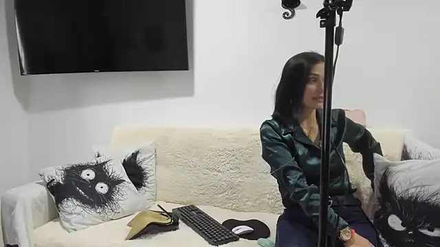 Emma Jnes online show from 5, 3, 2025