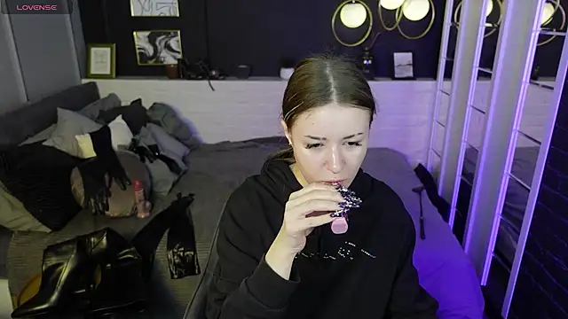 Lily Moonlight online show from 6, 3, 2025