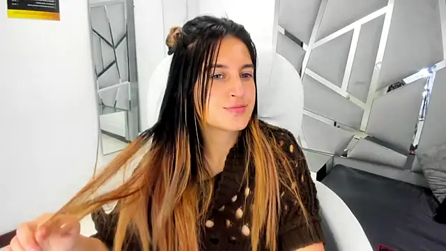 GiaRoussel online show from 4, 3, 2025