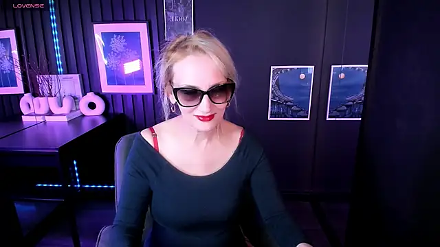 Snapshot of Queen_Anna_ chatting on 7, 5, 2026 Queen Anna online show from 7, 5, 2026