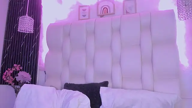 MelodiLovee  online show from 6, 4, 2026