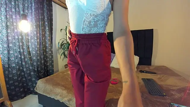 EmiGomez  online show from 28, 2, 2025