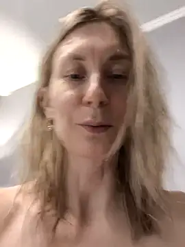 Snapshot of AvelinaLeoni chatting on 13, 10, 2025 AvelinaLeoni online show from 13, 10, 2025