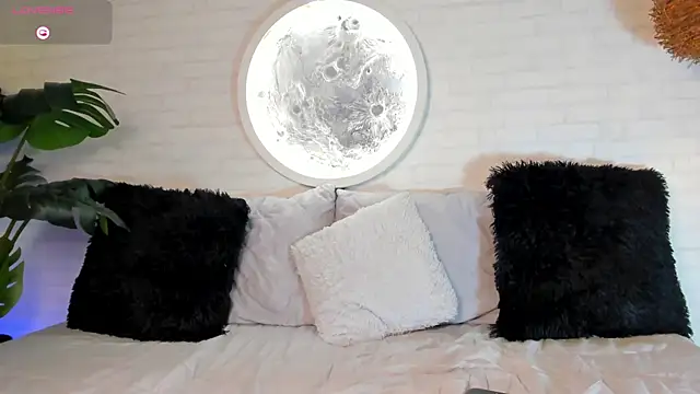 Snapshot of Elise_Diamond chatting on 5, 2, 2025 Elise Diamond online show from 5, 2, 2025