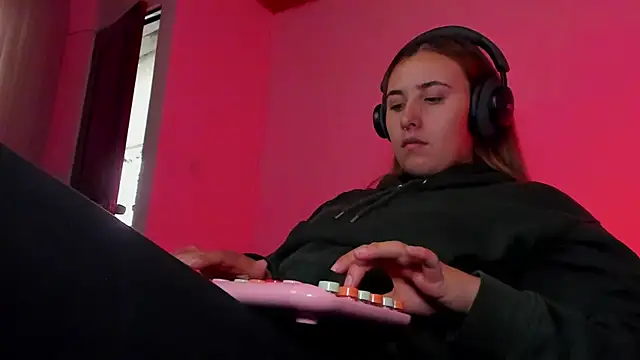 bonnie moon  online show from 22, 12, 2025