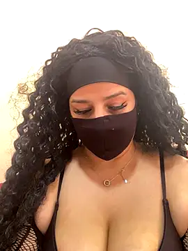 Snapshot of mari_layali chatting on 14, 11, 2025 mari layali online show from 14, 11, 2025