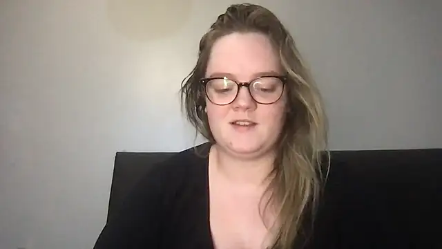 Snapshot of honeyyy24 chatting on 23, 10, 2025 honeyyy24 online show from 23, 10, 2025