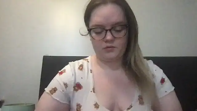 Snapshot of honeyyy24 chatting on 26, 10, 2025 honeyyy24 online show from 26, 10, 2025