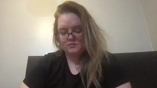 Snapshot of honeyyy24 chatting on 14, 12, 2025 honeyyy24 online show from 14, 12, 2025