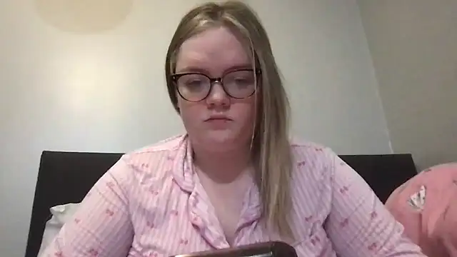 Snapshot of honeyyy24 chatting on 2, 2, 2026 honeyyy24 online show from 2, 2, 2026