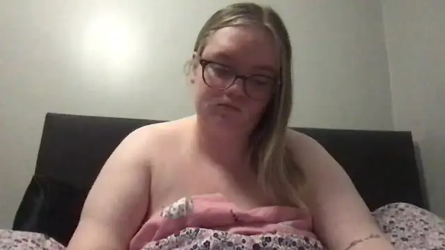 Snapshot of honeyyy24 chatting on 3, 2, 2026 honeyyy24 online show from 3, 2, 2026