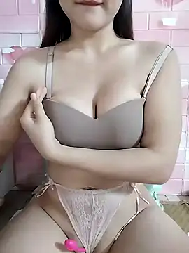 Snapshot of Henie_x chatting on 13, 12, 2024 Henie x online show from 13, 12, 2024