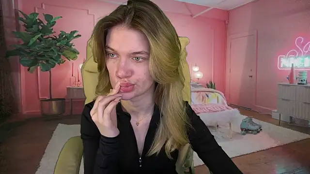 Snapshot of AnacondaOn chatting on 12, 3, 2025 AnacondaOn online show from 12, 3, 2025