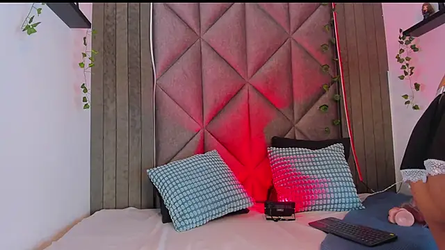 Snapshot of BriaConner_ chatting on 10, 11, 2025 BriaConner online show from 10, 11, 2025