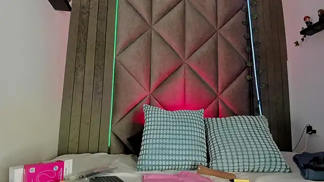 Snapshot of BriaConner_ chatting on 19, 12, 2025 BriaConner online show from 19, 12, 2025