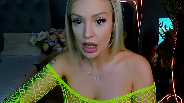 Snapshot of glossy_blondegirl chatting on 18, 9, 2025 glossy blondegirl online show from 18, 9, 2025