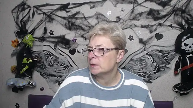 Snapshot of EmiliaGree chatting on 4, 11, 2025 EmiliaGree online show from 4, 11, 2025