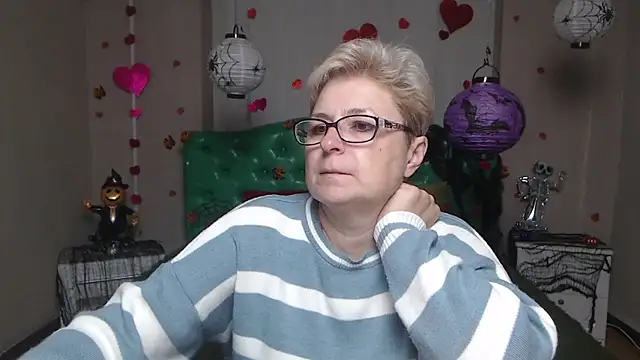 Snapshot of EmiliaGree chatting on 8, 11, 2025 EmiliaGree online show from 8, 11, 2025