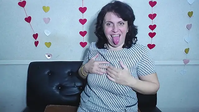 Snapshot of LuciaMii chatting on 1, 2, 2025 LuciaMii online show from 1, 2, 2025