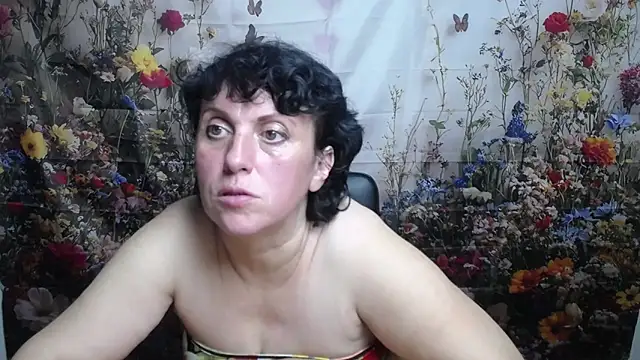 Snapshot of LuciaMii chatting on 6, 10, 2025 LuciaMii online show from 6, 10, 2025