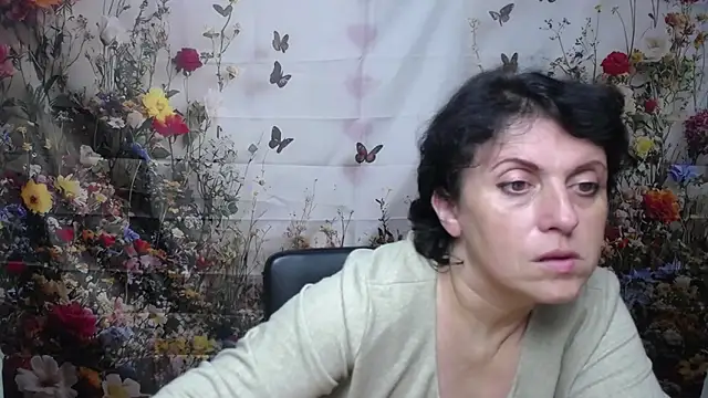 Snapshot of LuciaMii chatting on 7, 10, 2025 LuciaMii online show from 7, 10, 2025