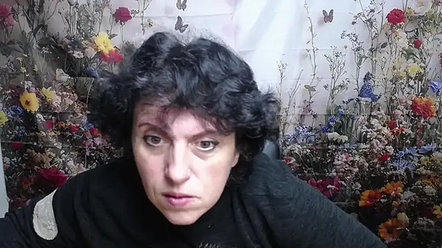 Snapshot of LuciaMii chatting on 10, 10, 2025 LuciaMii online show from 10, 10, 2025