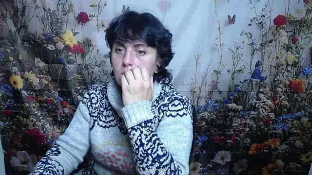 Snapshot of LuciaMii chatting on 15, 10, 2025 LuciaMii online show from 15, 10, 2025