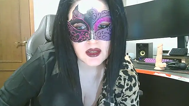 LaDamaNeraa online show from 10, 10, 2025