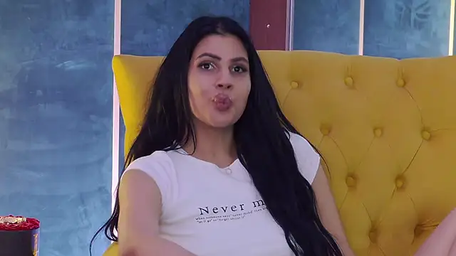 Snapshot of GiuliaHarvey chatting on 6, 3, 2025 GiuliaHarvey online show from 6, 3, 2025