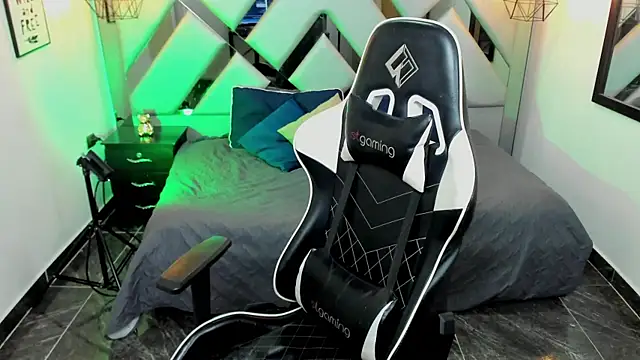 Snapshot of Nahomi-Hill chatting on 1, 2, 2025 Nahomi-Hill online show from 1, 2, 2025