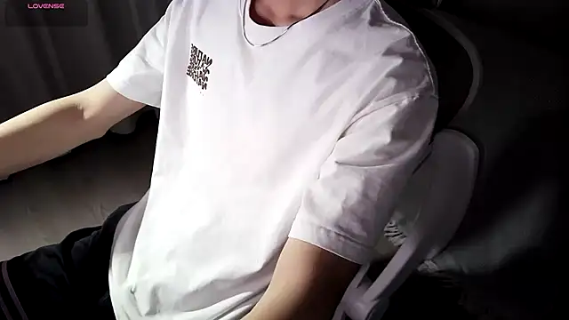 Snapshot of FEIYU001 chatting on 28, 12, 2024 FEIYU001 online show from 28, 12, 2024