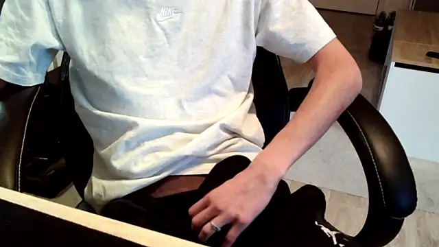 Snapshot of ElViko11 chatting on 30, 10, 2025 ElViko11 online show from 30, 10, 2025