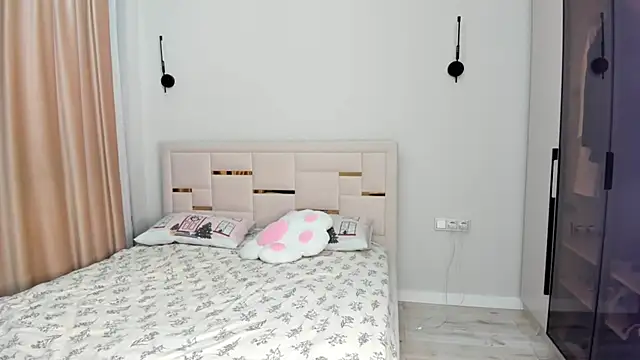 Snapshot of Lola_Peach chatting on 15, 12, 2025 Lola Peach online show from 15, 12, 2025