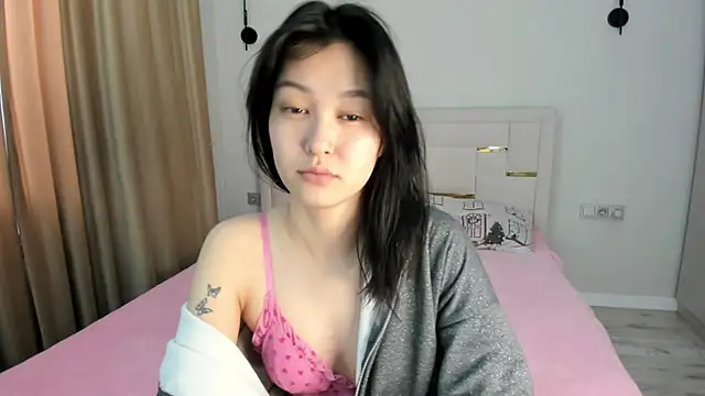 Lola Peach online show from 11, 4, 2026