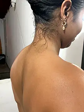 Snapshot of zoe_roux21 chatting on 1, 11, 2025 zoe roux21 online show from 1, 11, 2025