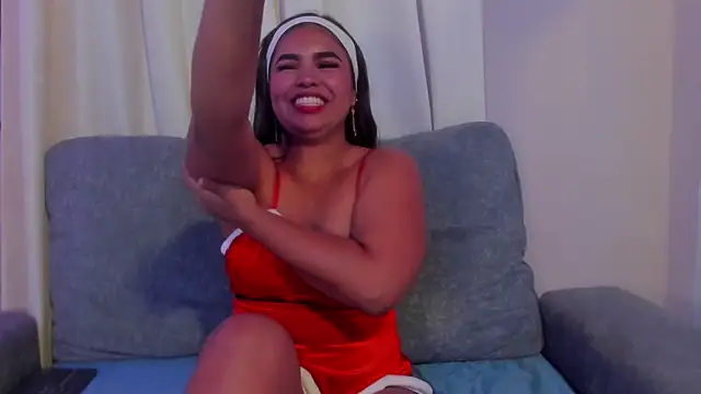 Snapshot of zoe_roux21 chatting on 14, 12, 2025 zoe roux21 online show from 14, 12, 2025