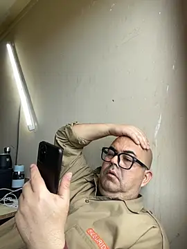 Snapshot of SoloHernan chatting on 1, 11, 2025 SoloHernan online show from 1, 11, 2025