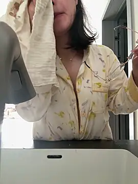 Krismil3 online show from 5, 4, 2026