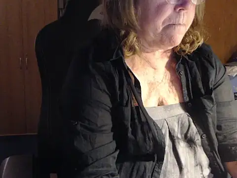 Snapshot of _sunshine__ chatting on 4, 2, 2025 sunshine online show from 4, 2, 2025