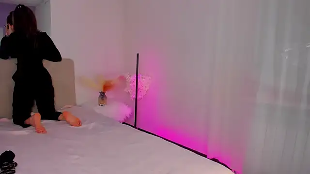 Laura Leee online show from 7, 3, 2025