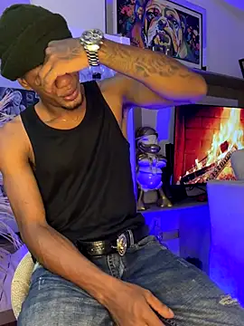 Snapshot of AaronCruz_ chatting on 8, 10, 2025 AaronCruz online show from 8, 10, 2025