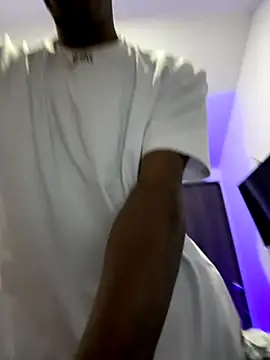 Snapshot of AaronCruz_ chatting on 18, 10, 2025 AaronCruz online show from 18, 10, 2025